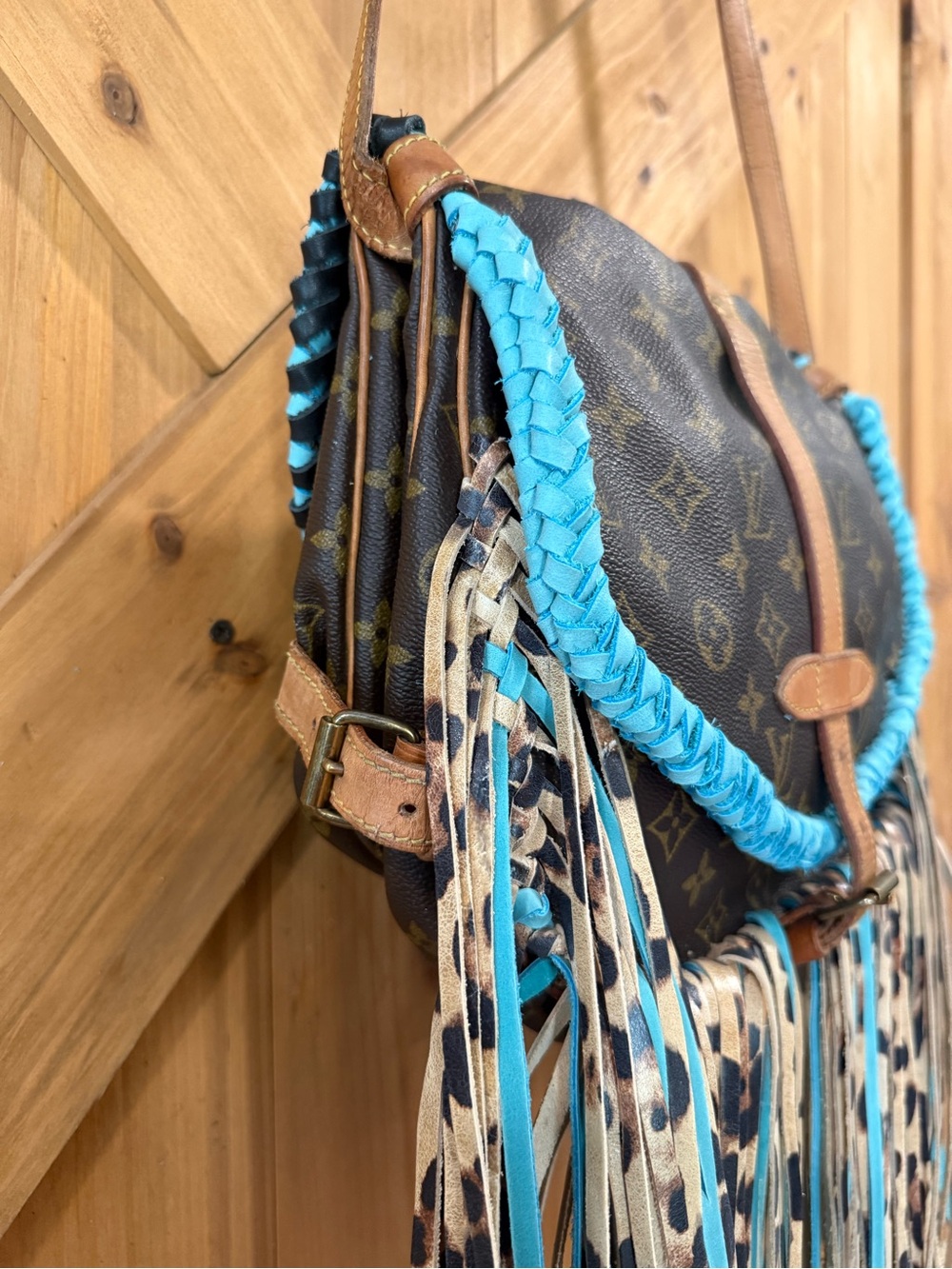 Louis Vuitton Saumur 30 Crossbody with Turquoise Trim and Leopard Fringe - Picture 5 of 16